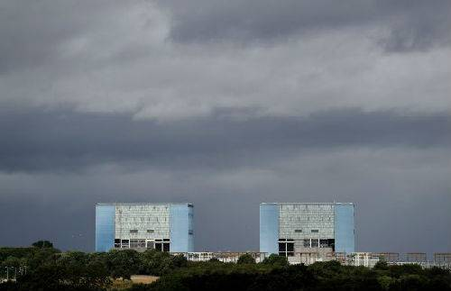 欣克利角核电站耗资十五亿英镑，完工推迟。