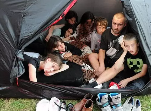 英国一家9口被赶出廉租房，全挤在亲戚家院子里的帐篷…