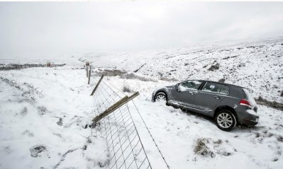 英国降大雪交通大乱