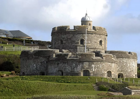 英国亨利八世建造的，抵御法国侵略者的堡垒旁边，一栋令人惊叹的海边别墅出售了！